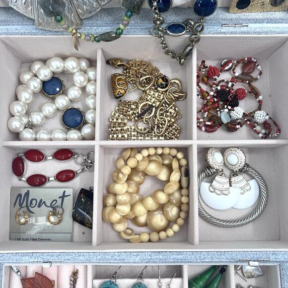 Vintage To Modern Costume Jewelry Mixed Lot Brooch Rings Necklace in Jewelry Box - Picture 3 of 14